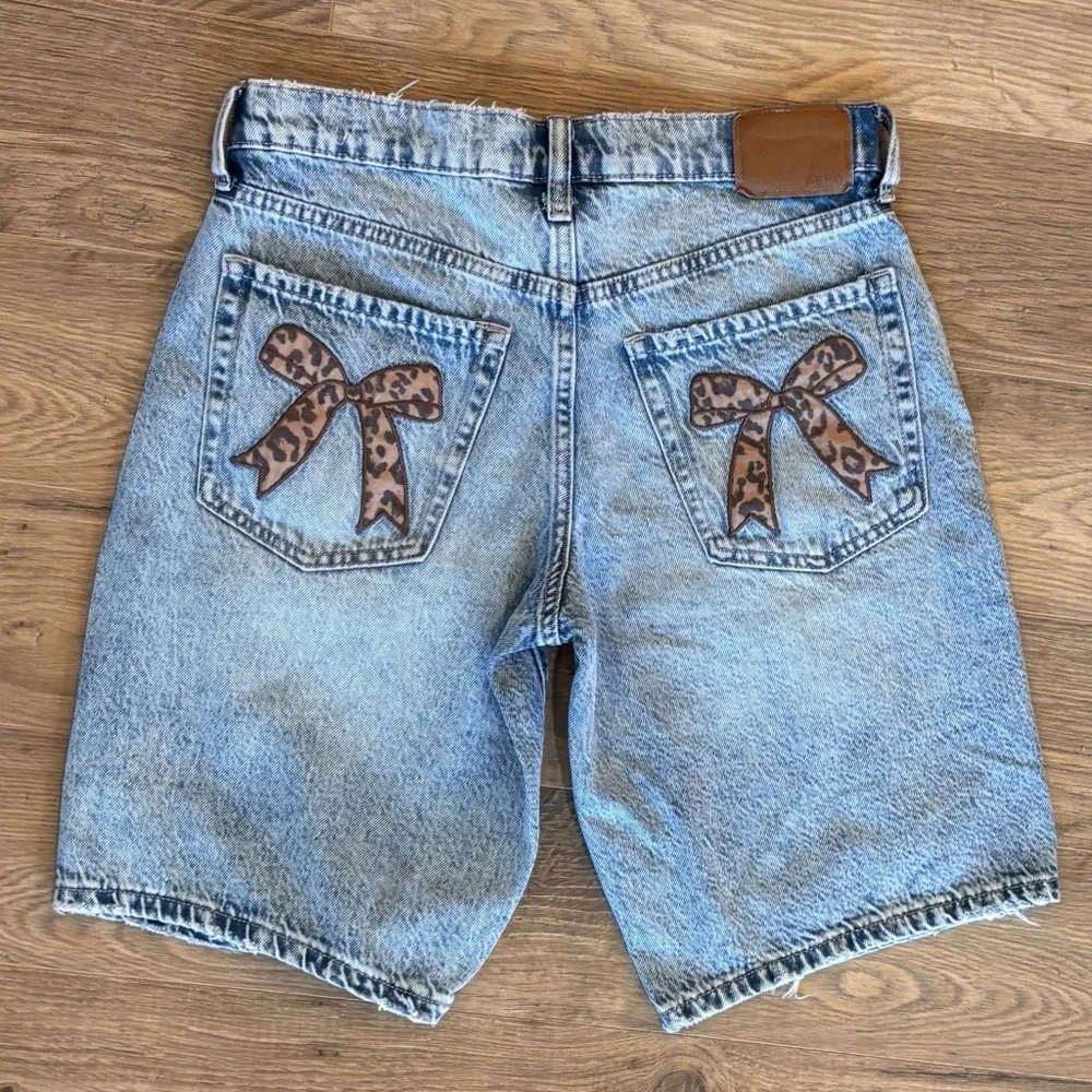 Aeropostale Low Rise Denim Bermuda Shorts Light Wash Leopard Bow Pockets Baggy